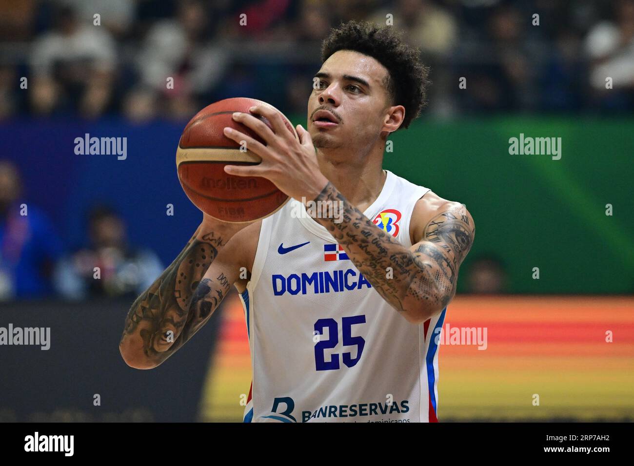 Quezon City, Philippinen. September 2023. Lester Quinones aus der Dominikanischen Republik Basketballmannschaft wird während des FIBA Männer Basketball WM 2023 Spiels zwischen der Dominikanischen Republik und Serbien im Araneta Coliseum in Quezon City gesehen. Endstand Serbien 112:79 Dominikanische Republik. (Foto: Luis Veniegra/SOPA Images/SIPA USA) Credit: SIPA USA/Alamy Live News Stockfoto