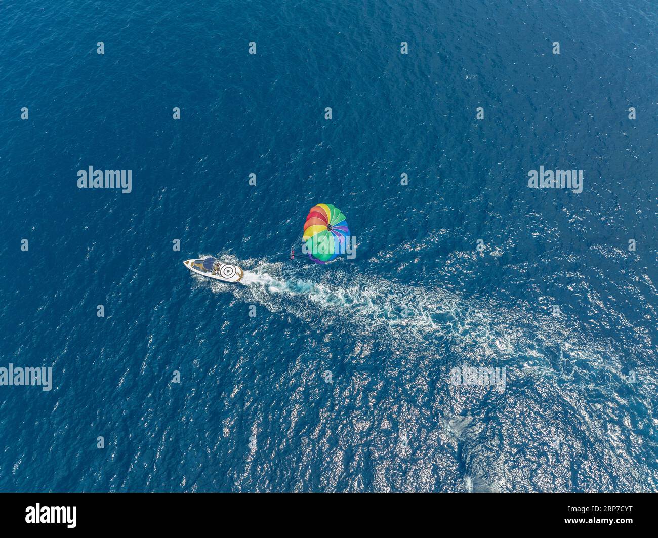 Luftaufnahme, Indischer Ozean, Urlaub, paradiesische Insel, Gleitschirmfliegen mit dem Boot, Lankanfushi, North Male Atoll, Malediven Stockfoto