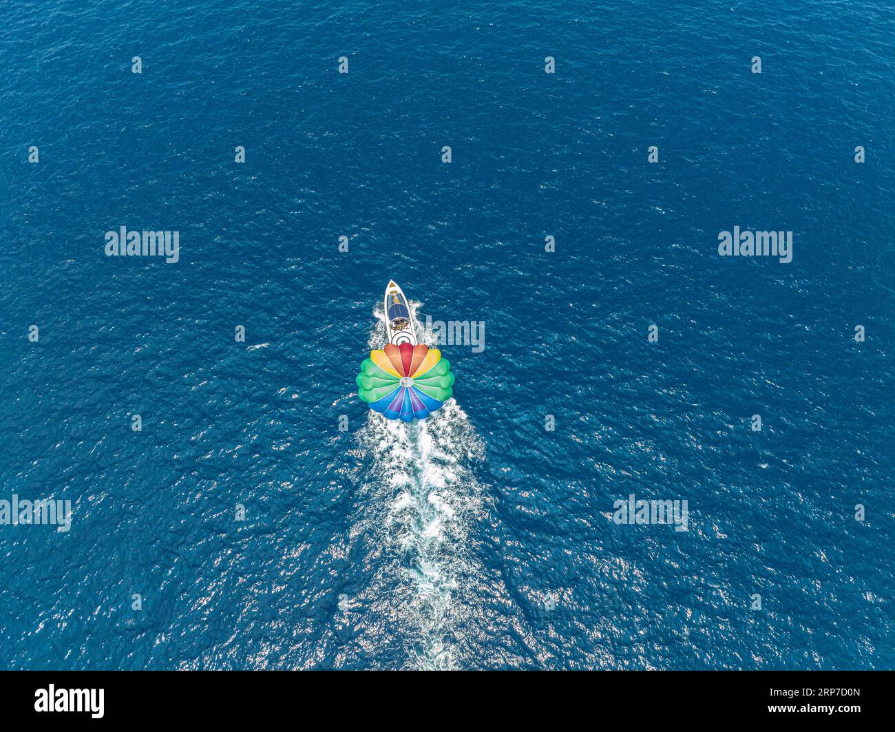 Luftaufnahme, Indischer Ozean, Urlaub, paradiesische Insel, Gleitschirmfliegen mit dem Boot, Lankanfushi, North Male Atoll, Malediven Stockfoto