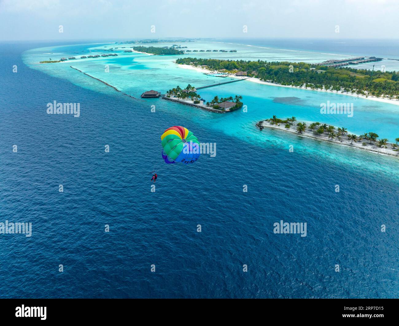 Luftaufnahme, Indischer Ozean, Urlaub, paradiesische Insel, Gleitschirmfliegen mit dem Boot, Lankanfushi, North Male Atoll, Malediven Stockfoto