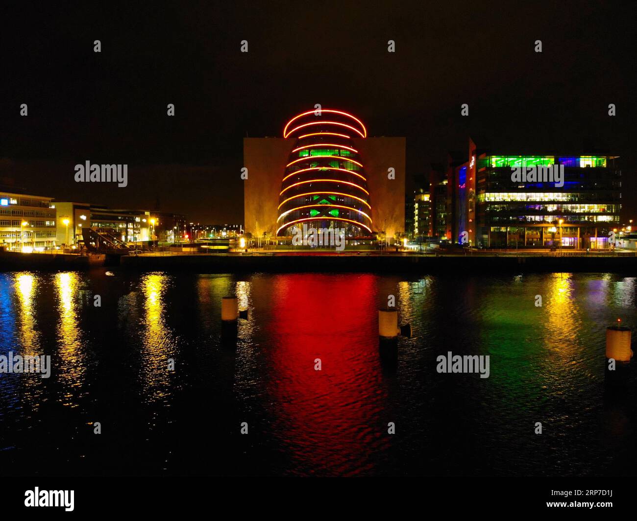 (190204) -- DUBLIN, 4. Februar 2019 (Xinhua) -- das am 3. Februar 2019 aufgenommene Drohnenfoto zeigt das Convention Center in Dublin, Irland. Eine Reihe von Wahrzeichen in Dublin haben ihre Fassaden rot beleuchtet, um das chinesische Neujahr zu feiern, das dieses Jahr am 5. Februar fällt. (XINHUA) IRLAND-DUBLIN-FESTIVAL-CHINESISCHES NEUJAHRSFEST PUBLICATIONXNOTXINXCHN Stockfoto