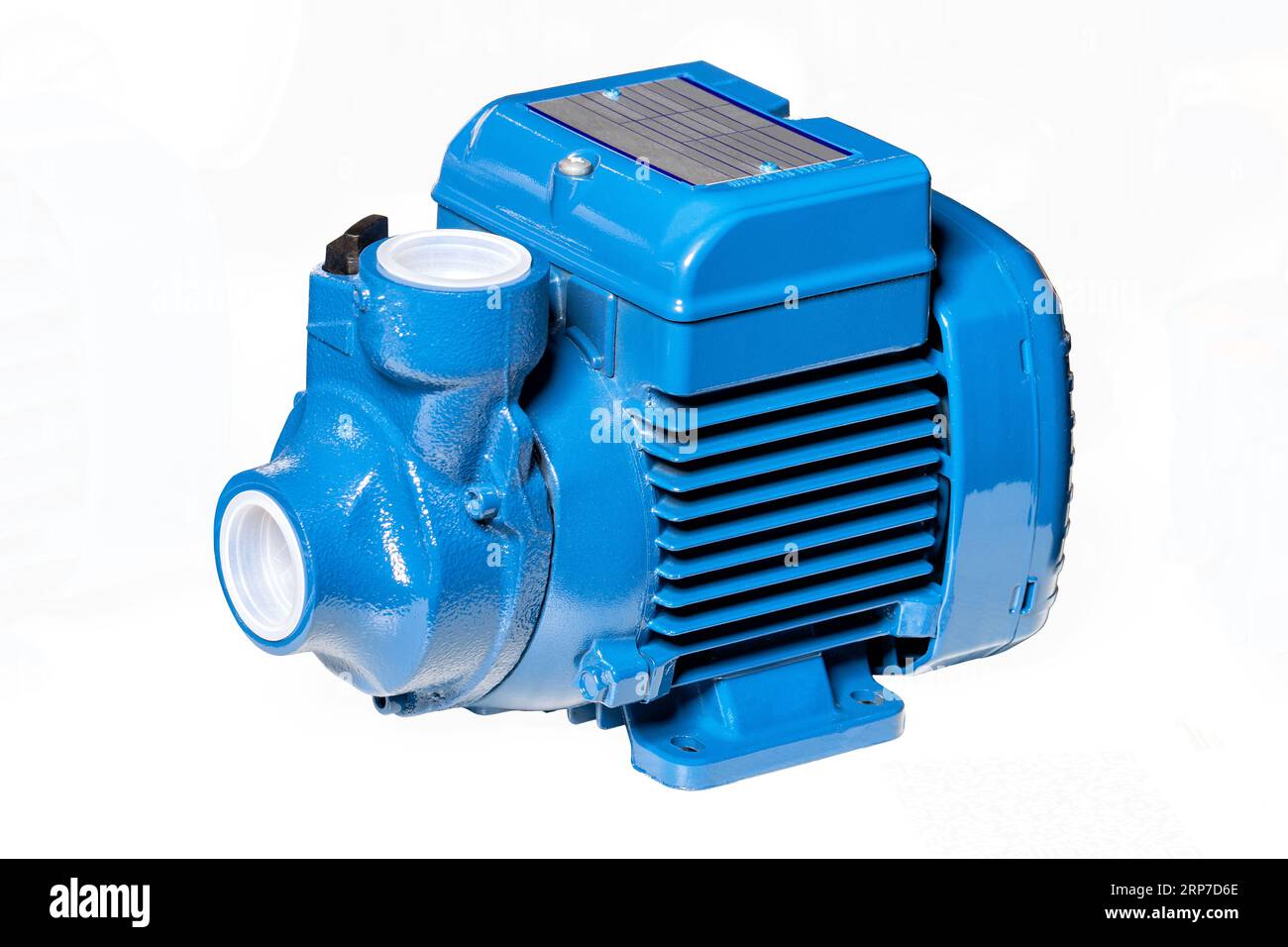 Kleine Wasserpumpe mit Vortex und Elektromotor. Isoliert auf weißem Hintergrund. Stockfoto