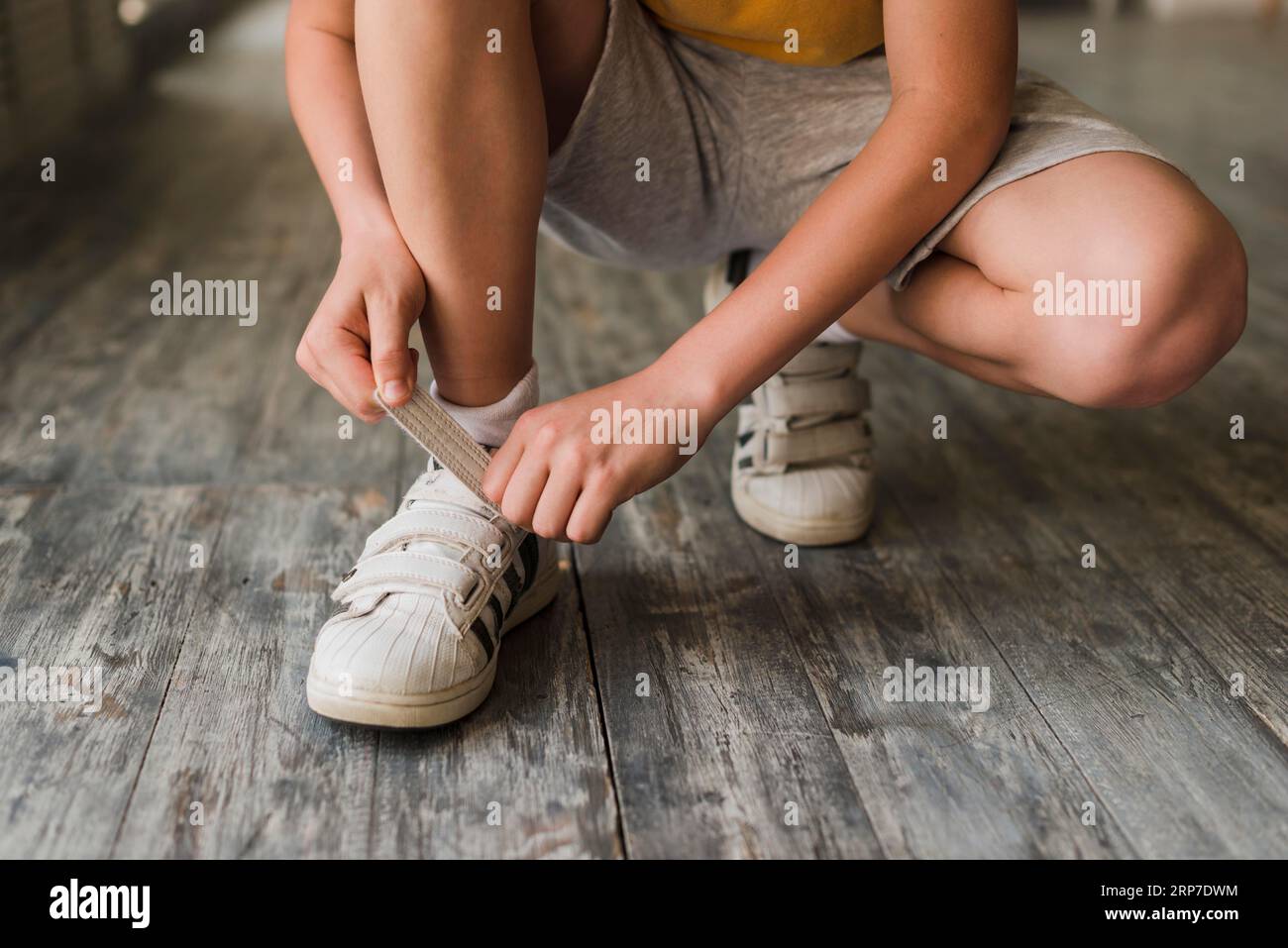 Niedriger Boy-Schuhriemen mit Hartholzboden Stockfoto
