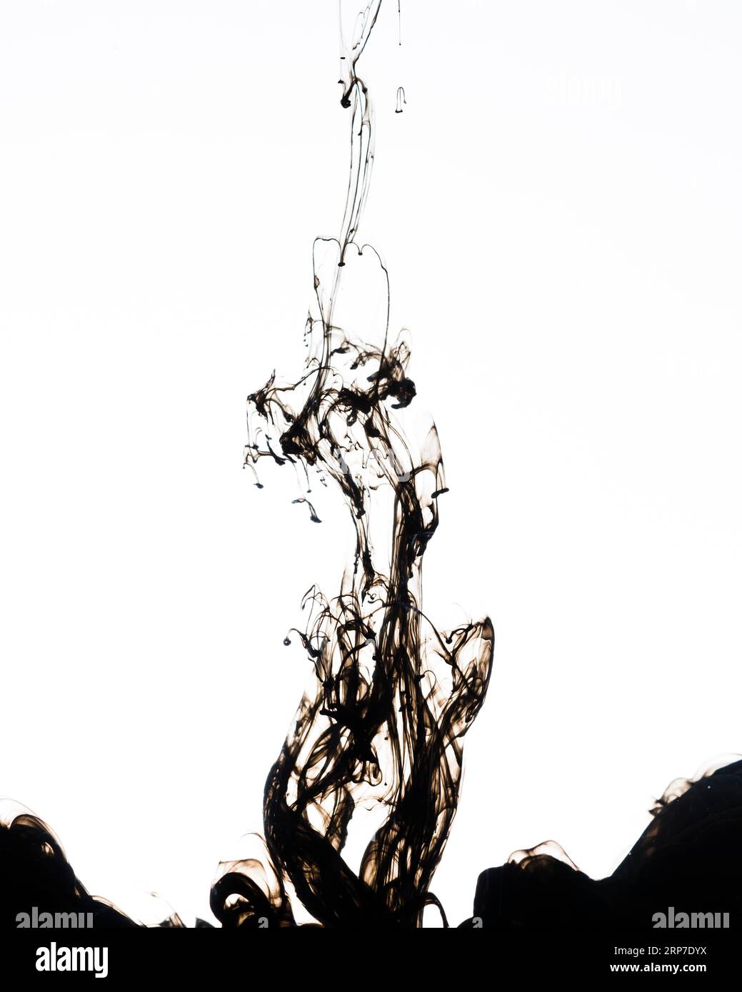 Fließende schwarze Tintenwolke Stockfoto