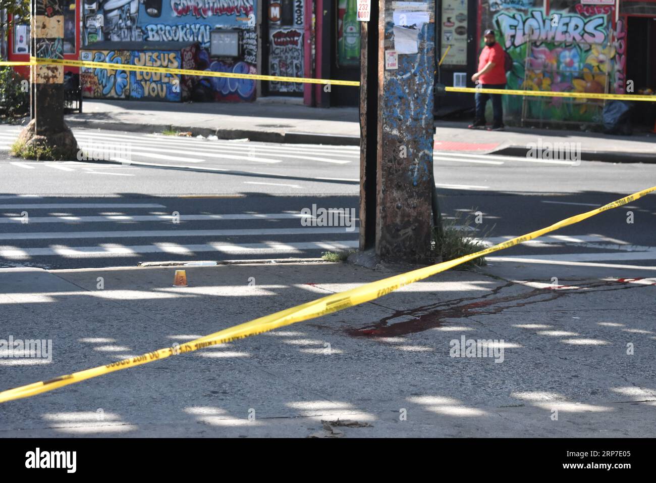 (ANMERKUNG DER REDAKTION: Das Bild enthält grafische Inhalte) Blut ist auf dem Boden vor der BP-Tankstelle zu sehen und Tassen, die Beweise heute Morgen nach einer Schießerei in Brooklyn verbergen. Heute Morgen um etwa 4:07 Uhr reagierte die Polizei auf einen Anruf von 911 eines männlichen Schusses auf die 1525 Myrtle Avenue in Brooklyn, New York. Die Offiziere fanden einen 33-jährigen Mann mit einer Schussverletzung am Kopf. Das Opfer wurde vom Rettungsdienst nach NYC Health and Hospitals/Elmhurst transportiert, wo er für tot erklärt wurde. Es gibt keine Verhaftungen, und die Ermittlungen sind noch nicht abgeschlossen. Stockfoto