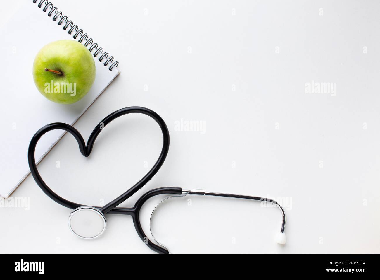 Grünes Apfel-Stethoskop mit Vorderansicht Stockfoto