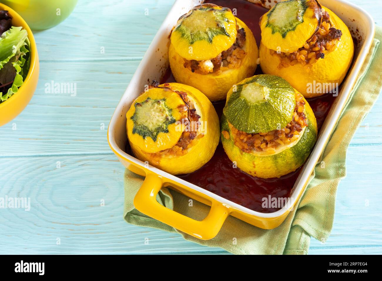 Eight-Ball Zucchini gefüllt mit Fleisch, Bulgur und Gemüse Stockfoto