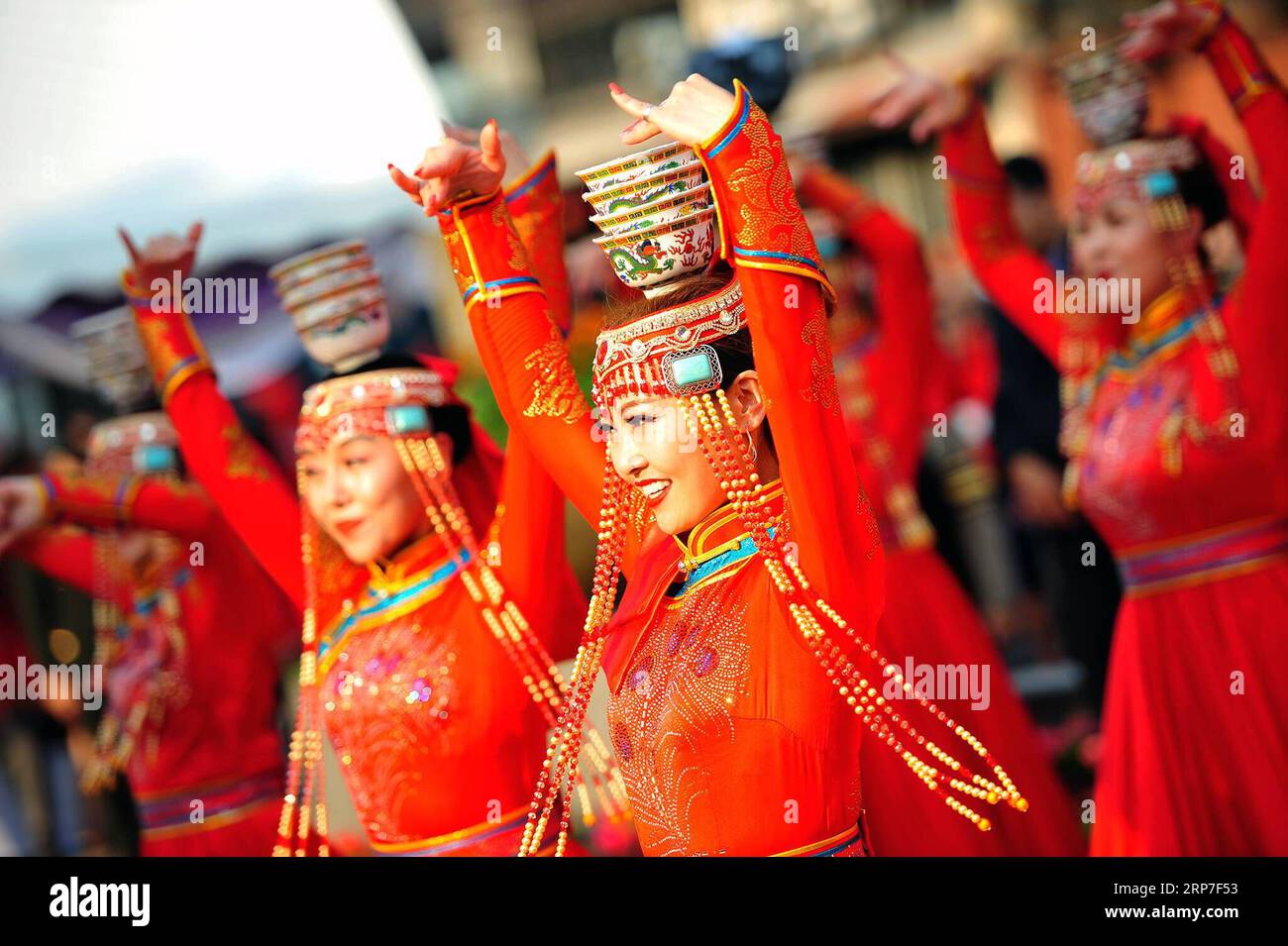 (190205) -- BANGKOK, 5. Februar 2019 -- Tänzer treten bei der Eröffnungszeremonie des glücklichen chinesischen Mondneujahrs 2019 in Chinatown in Bangkok, Thailand, am 5. Februar 2019 auf. Das chinesische Mondneujahr dient als Bindeglied zwischen den chinesischen und thailändischen Völkern und es ist auch eine großartige Zeit, in der die beiden Völker gemeinsam feiern, sagte der chinesische Botschafter in Thailand LYU Jian am Dienstag bei der Eröffnungszeremonie der Feierlichkeiten. THAILAND-BANGKOK-CHINESISCHE NEUJAHRSFEIER RACHENXSAGEAMSAK PUBLICATIONXNOTXINXCHN Stockfoto