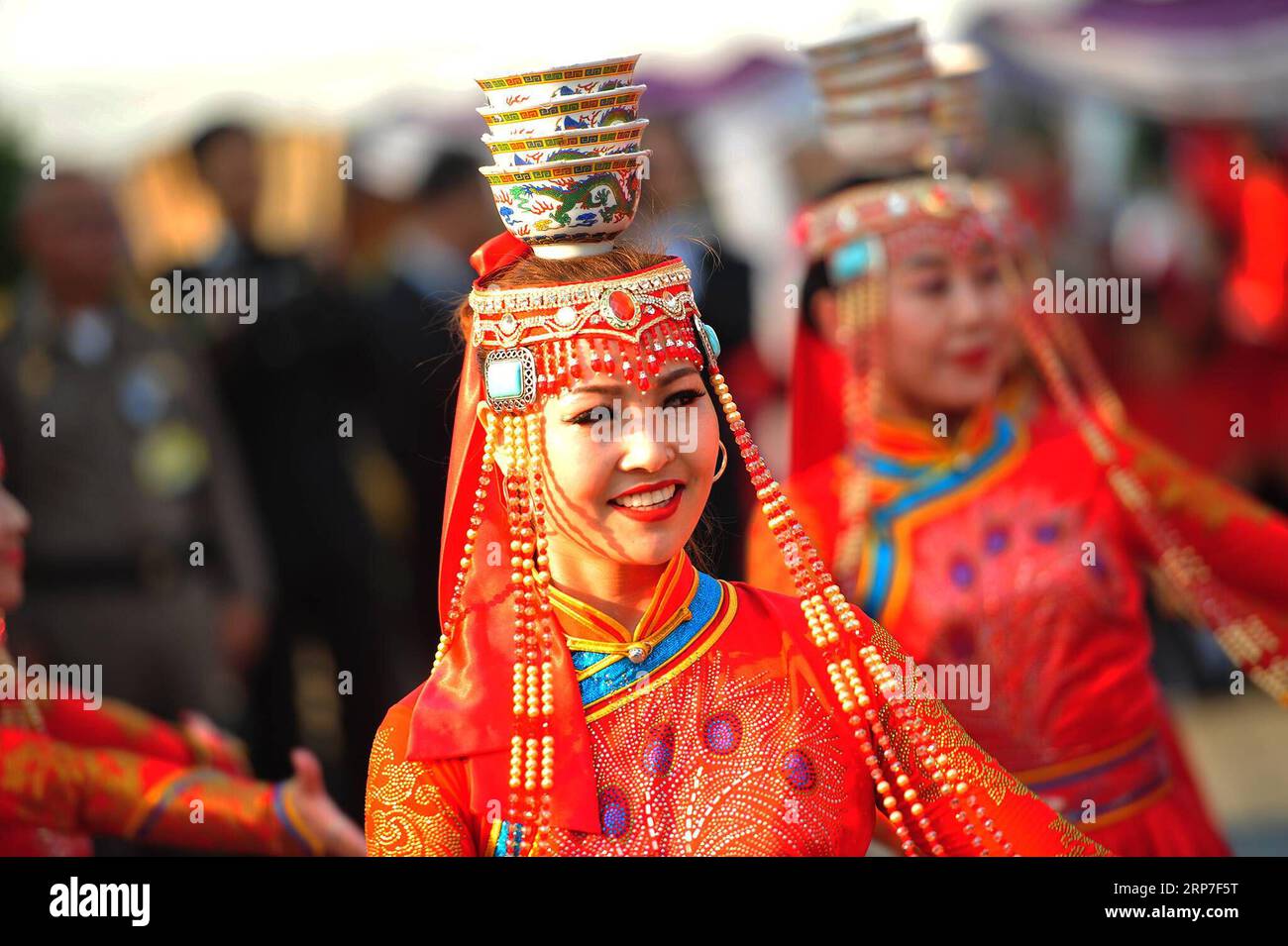(190205) -- BANGKOK, 5. Februar 2019 -- Tänzer treten bei der Eröffnungszeremonie des glücklichen chinesischen Mondneujahrs 2019 in Chinatown in Bangkok, Thailand, am 5. Februar 2019 auf. Das chinesische Mondneujahr dient als Bindeglied zwischen den chinesischen und thailändischen Völkern und es ist auch eine großartige Zeit, in der die beiden Völker gemeinsam feiern, sagte der chinesische Botschafter in Thailand LYU Jian am Dienstag bei der Eröffnungszeremonie der Feierlichkeiten. THAILAND-BANGKOK-CHINESISCHE NEUJAHRSFEIER RACHENXSAGEAMSAK PUBLICATIONXNOTXINXCHN Stockfoto