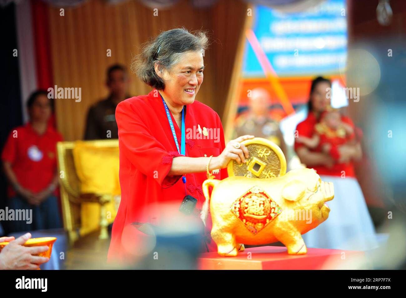 (190205) -- BANGKOK, 5. Februar 2019 -- die thailändische Prinzessin Maha Chakri Sirindhorn nimmt am 5. Februar 2019 an der Eröffnungszeremonie des glücklichen chinesischen Mondneujahrs 2019 in Chinatown in Bangkok, Thailand, Teil. Das chinesische Mondneujahr dient als Bindeglied zwischen den chinesischen und thailändischen Völkern und es ist auch eine großartige Zeit, in der die beiden Völker gemeinsam feiern, sagte der chinesische Botschafter in Thailand LYU Jian am Dienstag bei der Eröffnungszeremonie der Feierlichkeiten. THAILAND-BANGKOK-CHINESISCHE NEUJAHRSFEIER RACHENXSAGEAMSAK PUBLICATIONXNOTXINXCHN Stockfoto