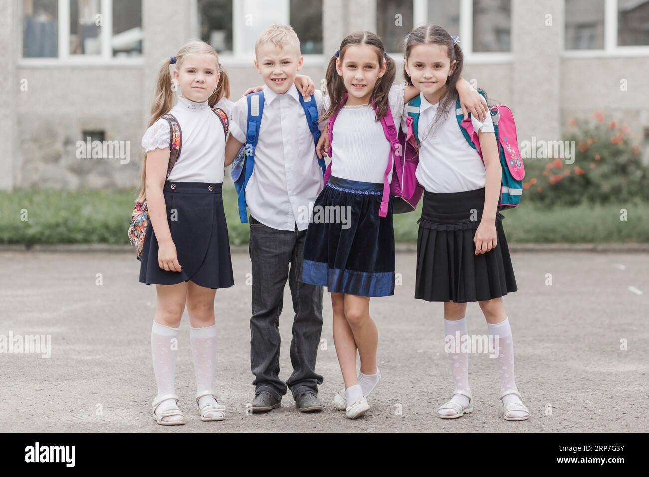 Junge umarmt Mädchen in der Nähe der Schule Stockfoto