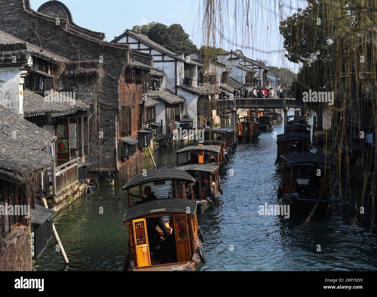 (190206) -- TONGXIANG, 6. Februar 2019 -- Touristen besuchen Wuzhen in der ostchinesischen Provinz Zhejiang, 6. Februar 2019, den zweiten Tag des chinesischen Mondneujahrs. ) CHINA-SPRING FESTIVAL-TOURISM (CN) HuangxZongzhi PUBLICATIONxNOTxINxCHN Stockfoto