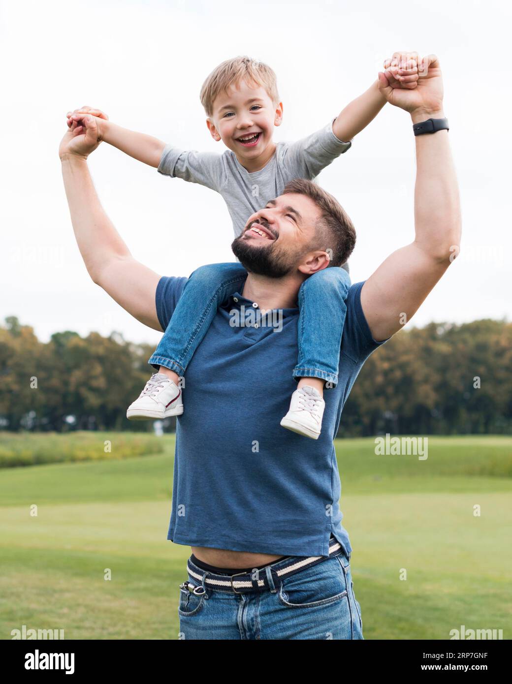 Der Vater hält seinen Sohn an den Schultern Stockfoto