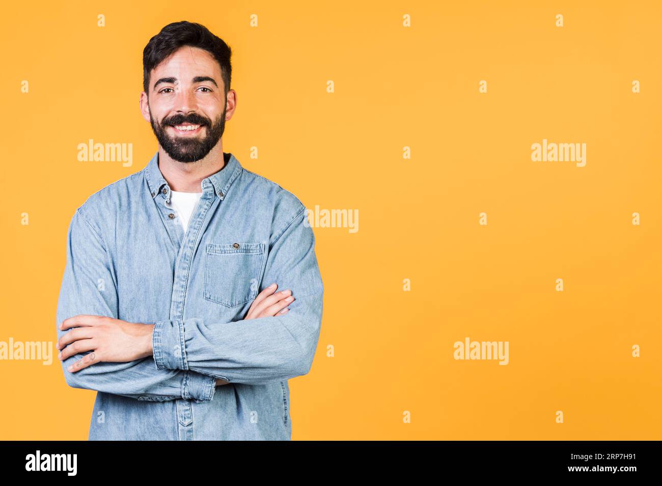 Der Smiley mit mittlerem Schuss hat die Arme überkreuzt Stockfoto