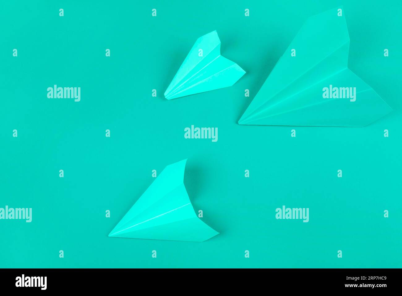 Overhead-Ansicht, grünes Papier, Flugzeuge, Minzhintergrund Stockfoto