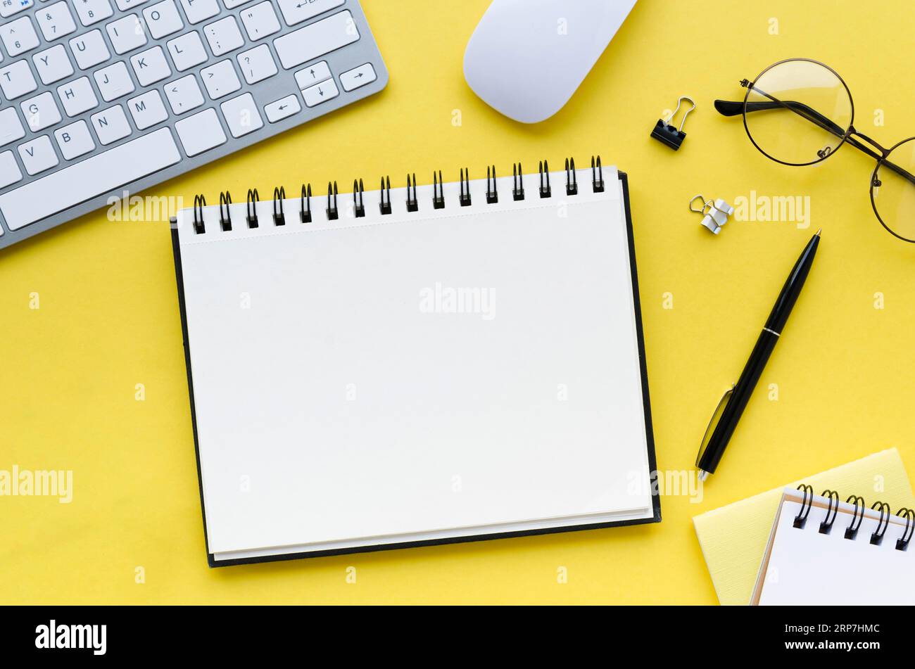 Desktop-Notebook-Maus mit Draufsicht Stockfoto