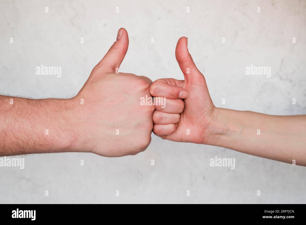 Hände zeigen Daumen-nach-oben-Zeichen Stockfoto