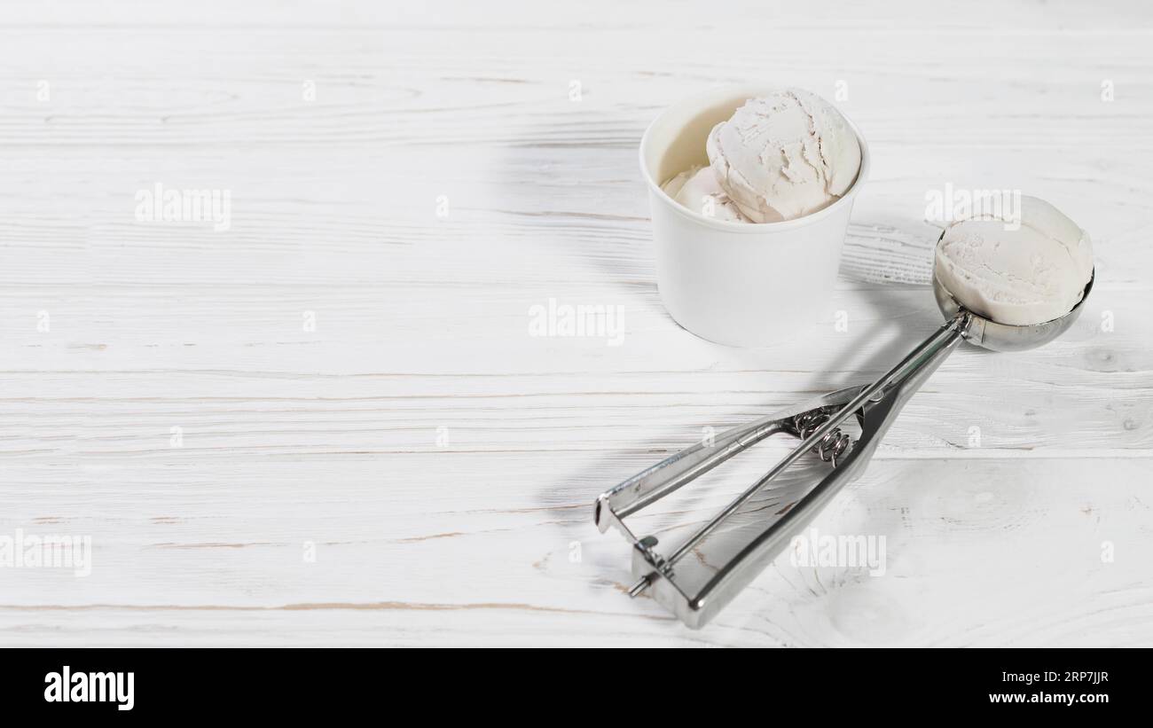 Mit Eiskugel in der Nähe des Bechers ablöschen Stockfoto