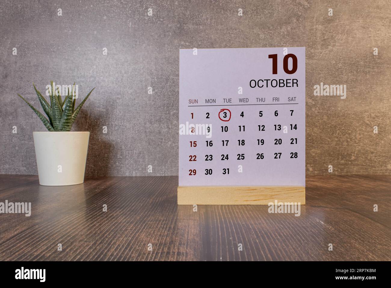 Oktober. Holzkalender aus nächster Nähe. Zeitplanung und Geschäftshintergrund. Stockfoto