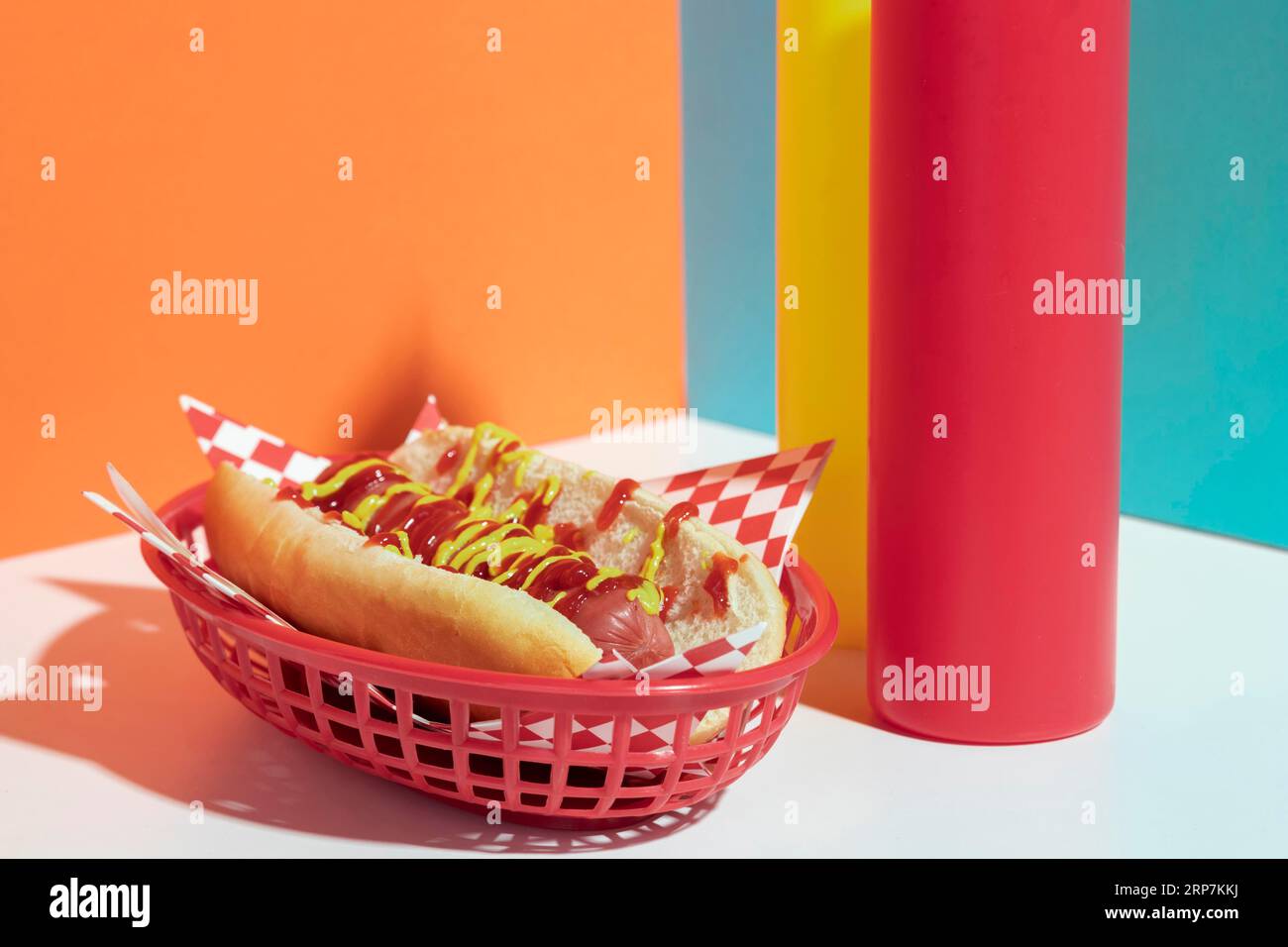 Anordnung mit Hot-Dog-Korb-Saucen-Flaschen Stockfoto