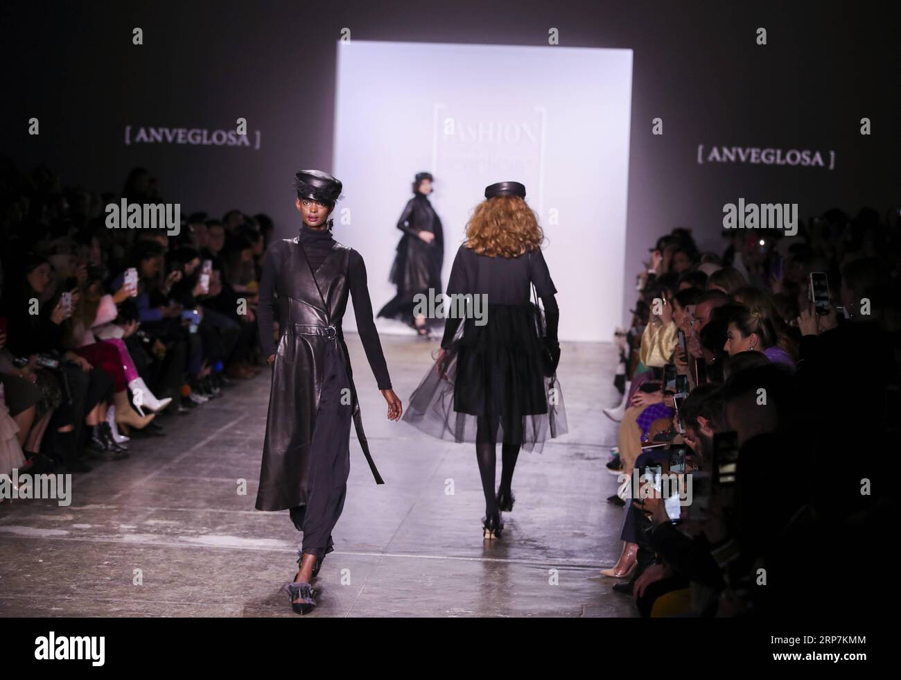 (190208) -- NEW YORK, 8. Februar 2019 -- Models präsentieren Kreationen von ANVEGLOSA während der Fashion Hong Kong Show in New York, USA, am 8. Februar 2019. Die Show beinhaltete Kreationen der drei Marken ANVEGLOSA, HEAVEN PLEASE+ und 112 Mountainyam. ) U.S.-NEW YORK-FASHION WOCHE-FASHION HONG KONG SHOW WANGXYING PUBLICATIONXNOTXINXCHN Stockfoto