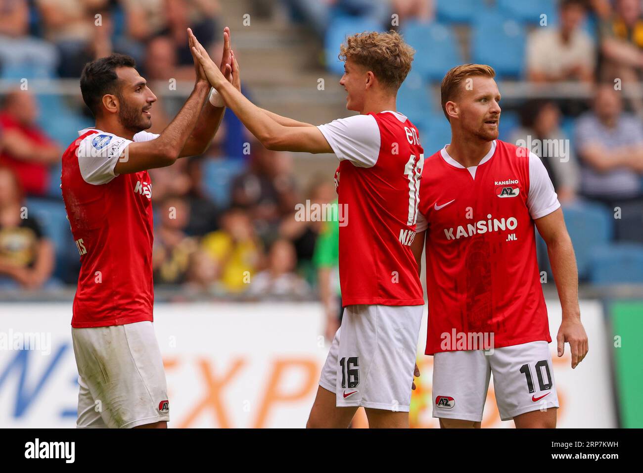 Arnhem, Niederlande. September 2023. ARNHEM, NIEDERLANDE - 3. SEPTEMBER: Evangelos Pavlidis von AZ Alkmaar, Sven Mijnans von AZ Alkmaar, Dani de Wit von AZ Alkmaar feiern die 0-2 während des niederländischen Eredivisie-Spiels zwischen Vitesse und AZ Alkmaar im Stadion Gelredome am 3. September 2023 in Arnhem, Niederlande. (Foto von Ben Gal/Orange Pictures) Credit: Orange Pics BV/Alamy Live News Stockfoto