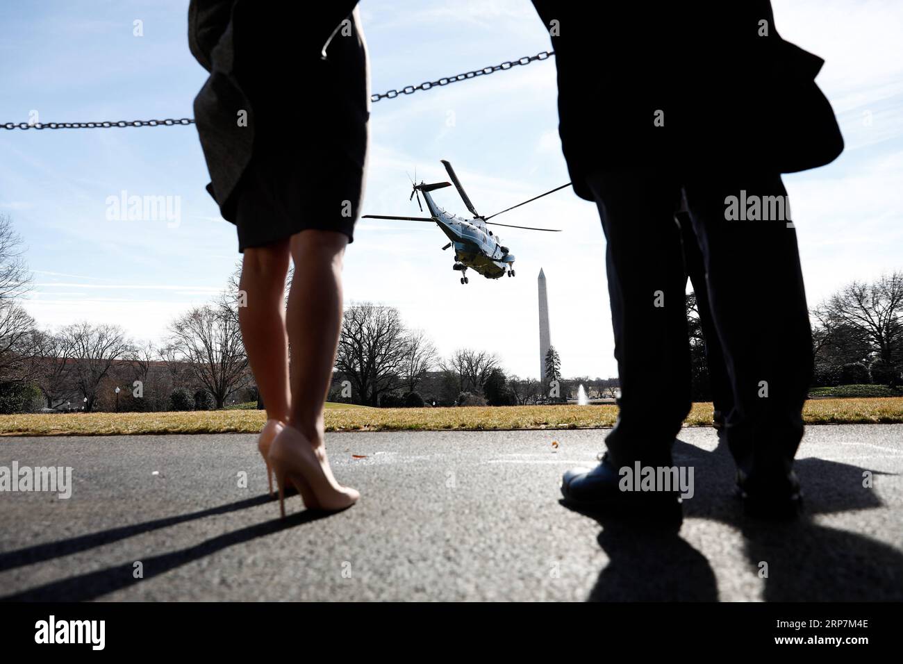 (190209) -- PEKING, 9. Februar 2019 (Xinhua) -- Marine One verlässt das Weiße Haus in Washington D.C., USA, 8. Februar 2019. US-Präsident Donald Trump erhält seine jährliche medizinische Untersuchung in einem Militärkrankenhaus außerhalb von Washington D.C. am Freitag, ein Jahr nachdem sein Arzt ihm vorgeschlagen hatte, ein paar Pfund zu verlieren und mehr Sport zu treiben. (Xinhua/Ting Shen) XINHUA FOTOS DES TAGES PUBLICATIONxNOTxINxCHN Stockfoto