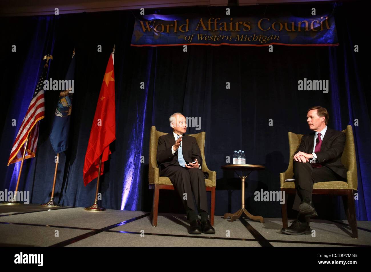 (190209) -- GRAND RAPIDS, 9. Februar 2019 (Xinhua) -- der chinesische Botschafter in den Vereinigten Staaten Cui Tiankai (L) hat ein Gespräch mit dem ehemaligen US-Staatssekretär Nicholas Burns in Grand Rapids, den Vereinigten Staaten, 8. Februar 2019. Cui Tiankai sagte am Freitag, dass China und die Vereinigten Staaten trotz ihrer Differenzen in der Zukunft noch stärkere Beziehungen aufbauen müssen. (Xinhua/Wang Ping) US-MICHIGAN-CHINESISCHE BOTSCHAFTERGESPRÄCH PUBLICATIONxNOTxINxCHN Stockfoto