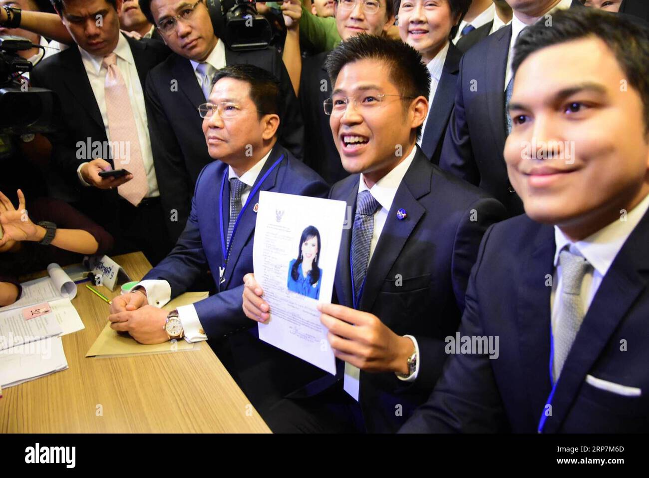 (190209) -- PEKING, 9. Februar 2019 (Xinhua) -- der thailändische Raksa-Chart-Parteiführer Preechapol Pongpanich (C) hält das Registrierungsformular von Prinzessin Ubolratana Mahidol in Bangkok, Thailand, 8. Februar 2019. Prinzessin Ubolratana Mahidol akzeptierte am Freitag in einem unerwarteten Schritt die Nominierung als Kandidatin für das Amt des Premierministers bei den Parlamentswahlen am 24. März. (XINHUA) XINHUA FOTOS DES TAGES PUBLICATIONxNOTxINxCHN Stockfoto