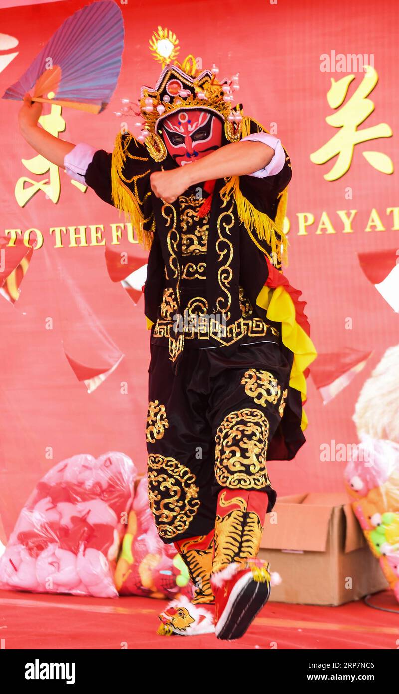 (190209) -- QINZHOU, 9. Februar 2019 (Xinhua) -- ein Schauspieler führt die Technik des Wandels auf einer Tempelmesse in Qinzhou, Südchinas autonome Region Guangxi Zhuang, 8. Februar 2019 durch. (Xinhua/Zhang Ailin) CHINA-GUANGXI-QINZHOU-TEMPLE FAIR (CN) PUBLICATIONxNOTxINxCHN Stockfoto