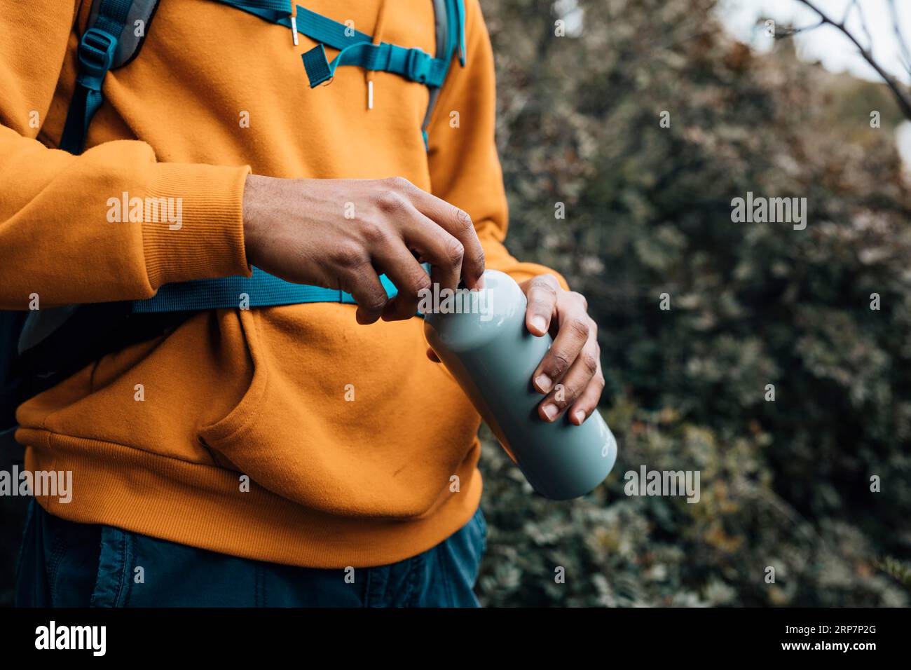 Mittelteil Mann öffnen Deckel Wasserflasche Stockfoto