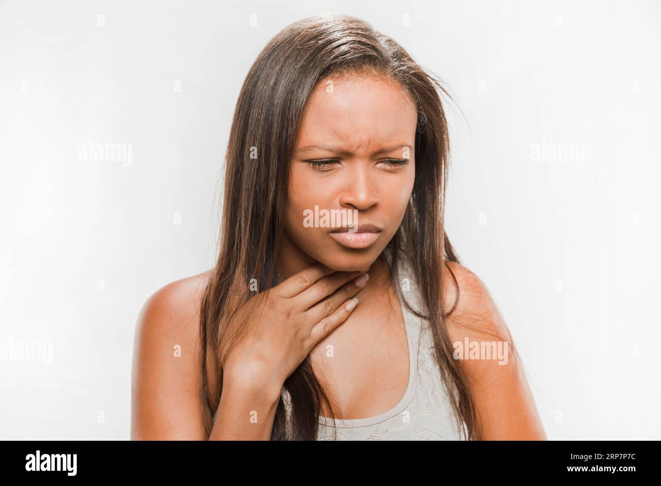 Porträtkrankes Teenager-Mädchen mit Halsschmerzen Stockfoto