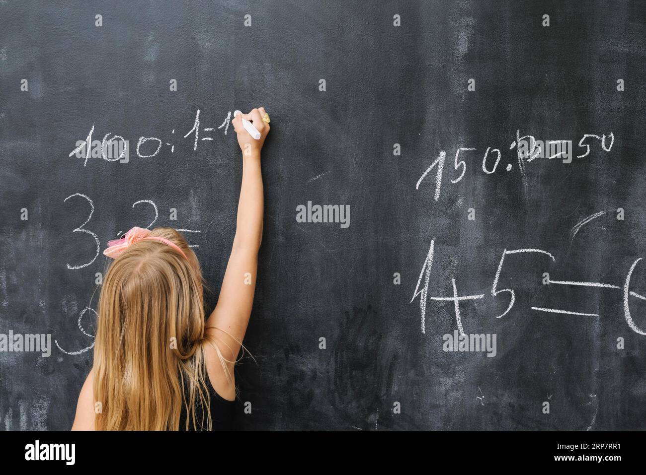 Mathematische Übung zum Lösen von Mädchen Stockfoto