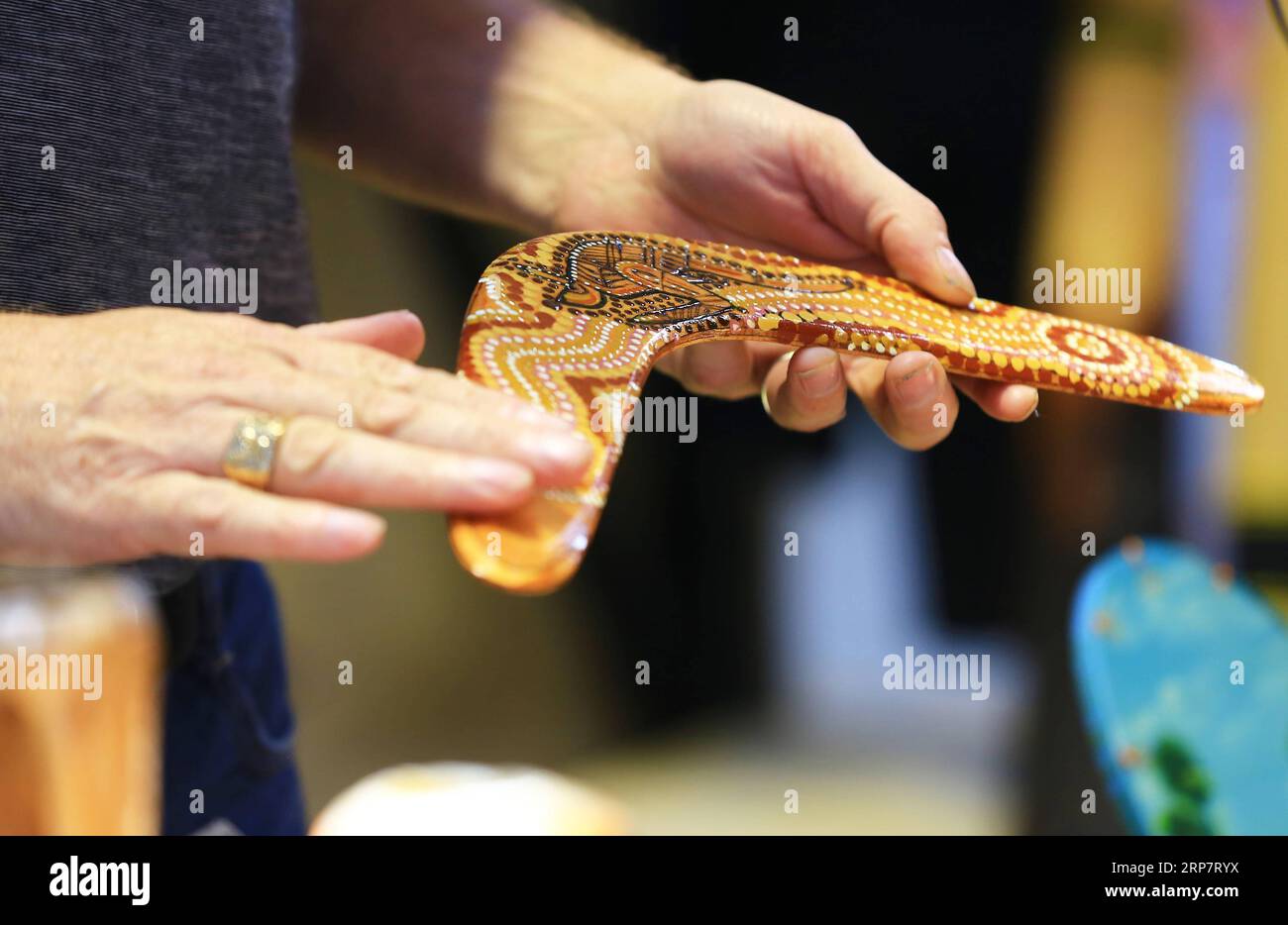 (190211) -- CANBERRA, 11. Februar 2019 (Xinhua) -- Foto zeigt einen Boomerang, der ein Symbol der australischen indigenen Kultur ist, während eines internationalen Tages auf den Old Bus Depot Markets in Canberra, Australien, am 10. Februar 2019. Das alte Busdepot in Kingston, Australiens Hauptstadt Canberra, hat vor mehr als drei Jahrzehnten die Unterbringung von Bussen eingestellt. Jeden Sonntag ist es jedoch immer noch voller Besucher. Heute ist es der Old Bus Depot Markets, einer der beliebtesten Märkte in Australien. Nach dem chinesischen Neujahrsfest war es Zeuge eines internationalen Tages, der Besucher in verschiedene Kulturen brachte. (Xinhua/Pa Stockfoto