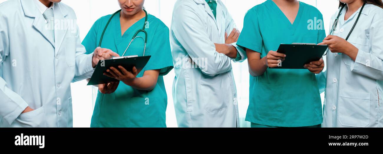 Zuverlässiges medizinisches Team mit Ärzten und Fachkräften im Gesundheitswesen im Krankenhaus oder in der Klinik. Medizin und Gesundheitswesen Stockfoto