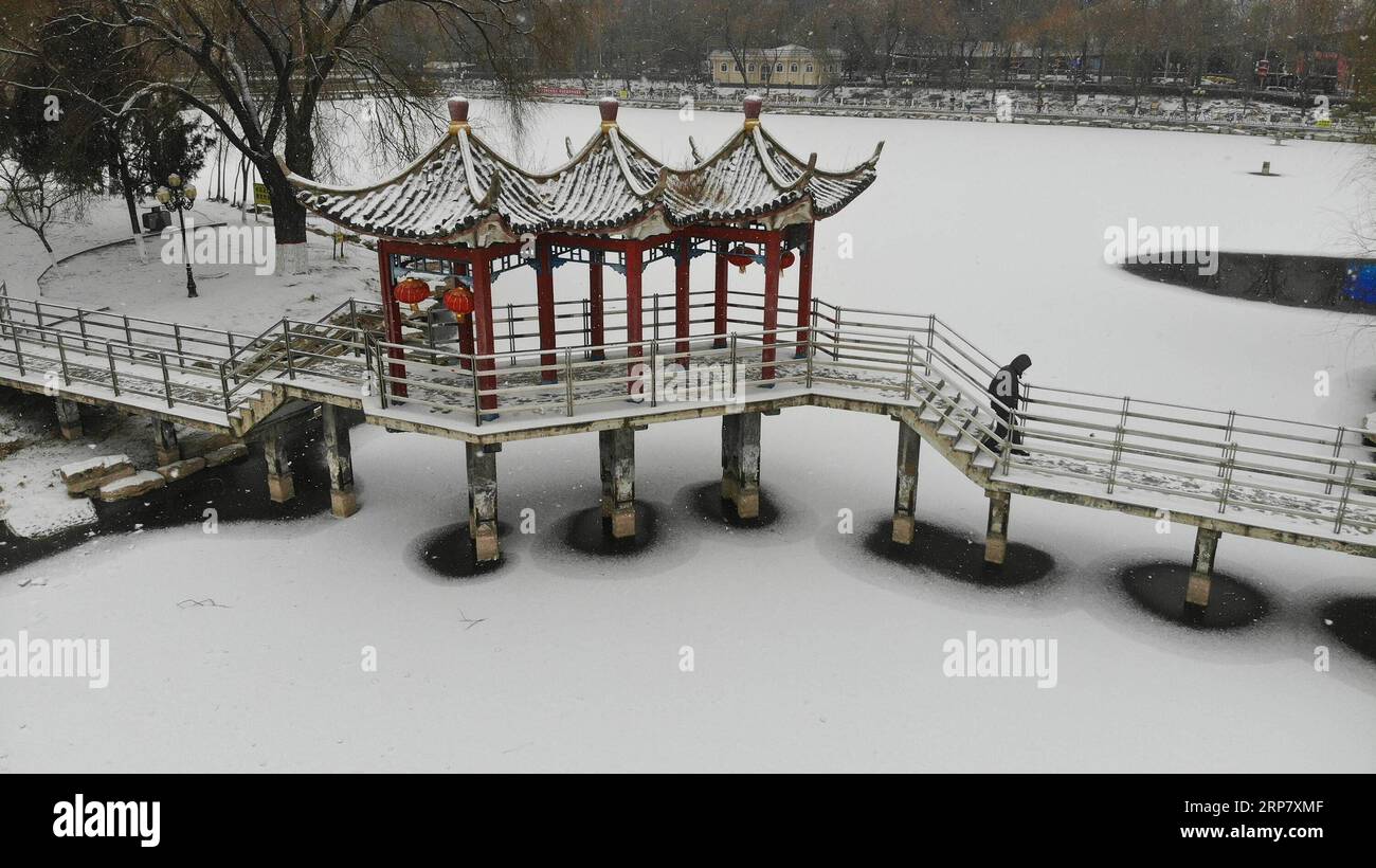 (190213) -- SHIJIAZHUANG, 13. Februar 2019 (Xinhua) -- das Foto zeigt die Schneelandschaft des Chang an Parks in Shijiazhuang, nordchinesische Provinz Hebei, 13. Februar 2019. Der Schnee traf Shijiazhuang am Mittwoch, wodurch eine besondere festliche Atmosphäre für die Stadt geschaffen wurde. (Xinhua/Wang Weiqian) CHINA-SHIJIAZHUANG-SNOW (CN) PUBLICATIONxNOTxINxCHN Stockfoto