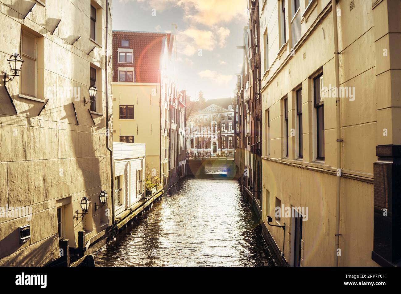 Blick auf einen Amsterdamer Kanal bei Sonnenuntergang Stockfoto