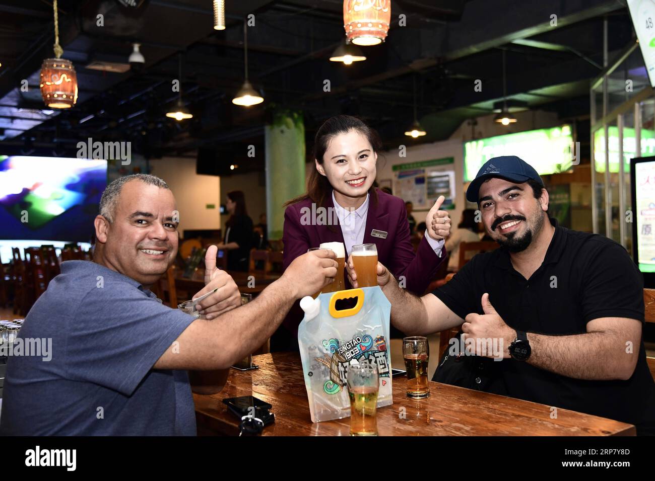 (190213) -- PEKING, 13. Februar 2019 (Xinhua) -- Touristen toasten mit Tsingtao Bier in Qingdao, einer Küstenstadt in der ostchinesischen Provinz Shandong, 17. Mai 2018. Ausländische Reisende unternahmen 2018 30,54 Millionen Reisen nach China, was einer Steigerung von 4,7 Prozent gegenüber 2017 entspricht, so das chinesische Ministerium für Kultur und Tourismus. Reisende verbrachten mindestens eine Nacht in China auf 23,64 Millionen Reisen, ein Wachstum von 5,2 Prozent als 2017, sagte ein Beitrag auf der Website des ministeriums Dienstag. Es heißt, ausländische Reisende haben im vergangenen Jahr 73,1 Milliarden US-Dollar für ihre Reisen nach China ausgegeben, 5,1 Prozent mehr als Stockfoto