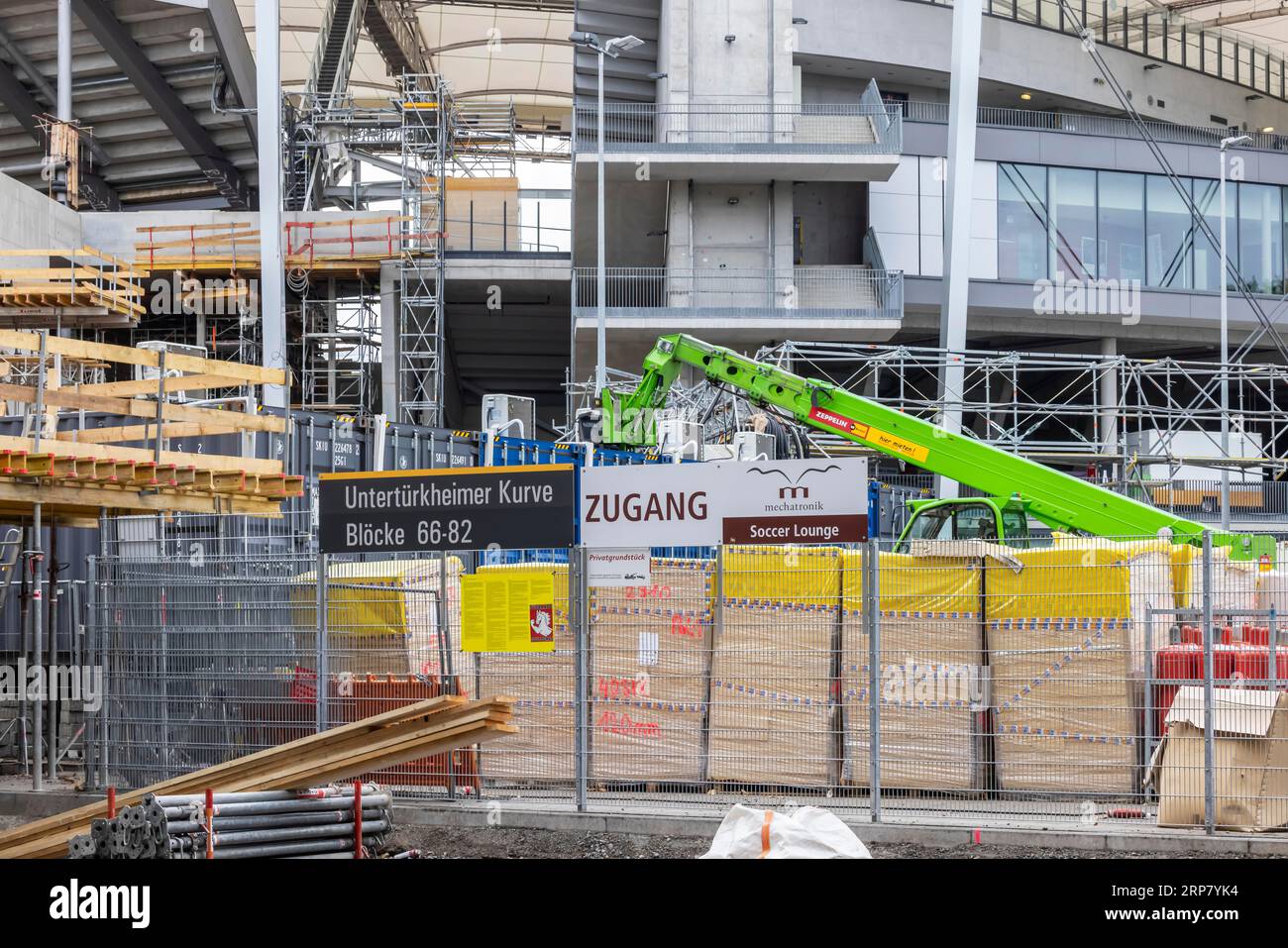 Baustelle MHPArena Stuttgart. Der Austragungsort des Bundesliga-Clubs VfB Stuttgart wird bei A für die UEFA-Europameisterschaft 2024 fit gemacht Stockfoto