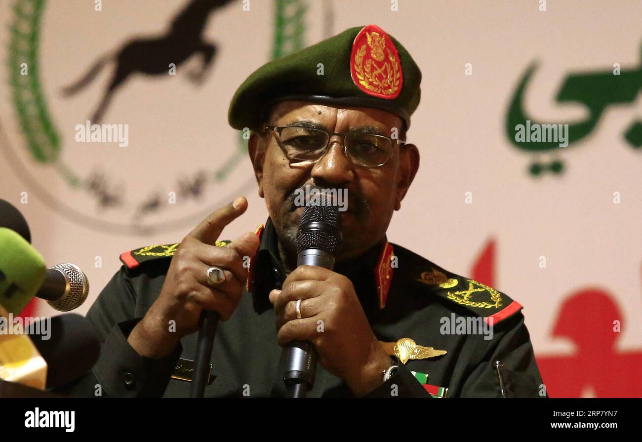 (190213) -- PEKING, 14. Februar 2019 -- der sudanesische Präsident Omar al-Bashir spricht am 13. Februar 2019 vor einer Feier der Volksverteidigungskräfte in Khartum, Sudan. Omar al-Bashir sagte am Mittwoch, dass 2019 ein Jahr für den Frieden im Land sei. XINHUA-FOTOS DES TAGES MohamedxKhidir PUBLICATIONxNOTxINxCHN Stockfoto