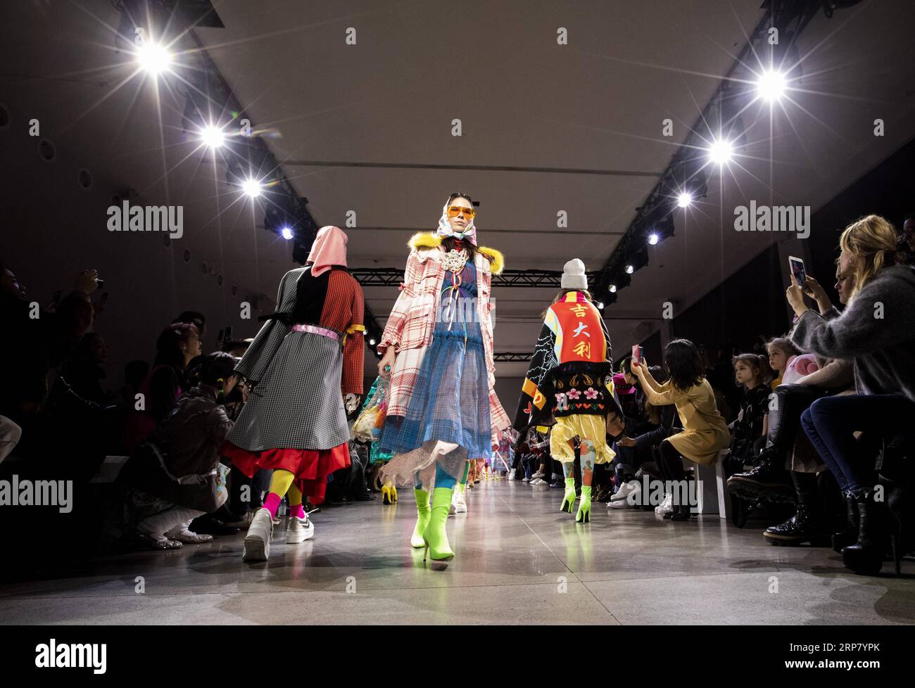 (190213) -- NEW YORK, 13. Februar 2019 -- Models präsentieren Kreationen der Kollektion LEAF XIA Herbst/Winter 2019 während der New York Fashion Week in New York, USA, am 13. Februar 2019. ) U.S.-NEW YORK-FASHION WOCHENBLATT XIA WANGXYING PUBLICATIONXNOTXINXCHN Stockfoto