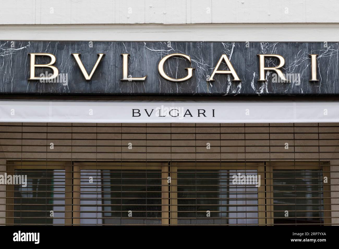 Close-up, Logo der italienischen Luxusmodemarke BVLGARI auf einer Boutique in der Einkaufsstraße neuer Wall, Hamburg, Deutschland Stockfoto