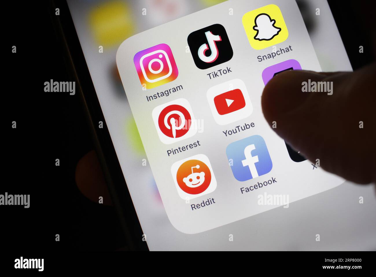 Social-Media-Symbol, Detailansicht eines Smartphones mit Social-Media-Apps, Facebook, Twitter, Instagram, Tik Tok, Snapchat, Pinterest, YouTube, Twitch Stockfoto