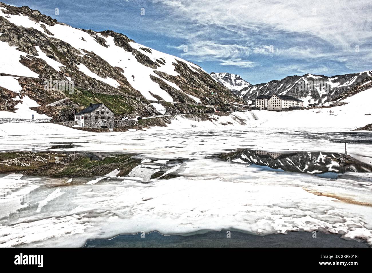 Foto mit reduzierter dynamischer Sättigung HDR des Bergpasses alpine Bergstraße alpine Straßenpass mit Schnee und Eis auf Bergsee See bei Stockfoto