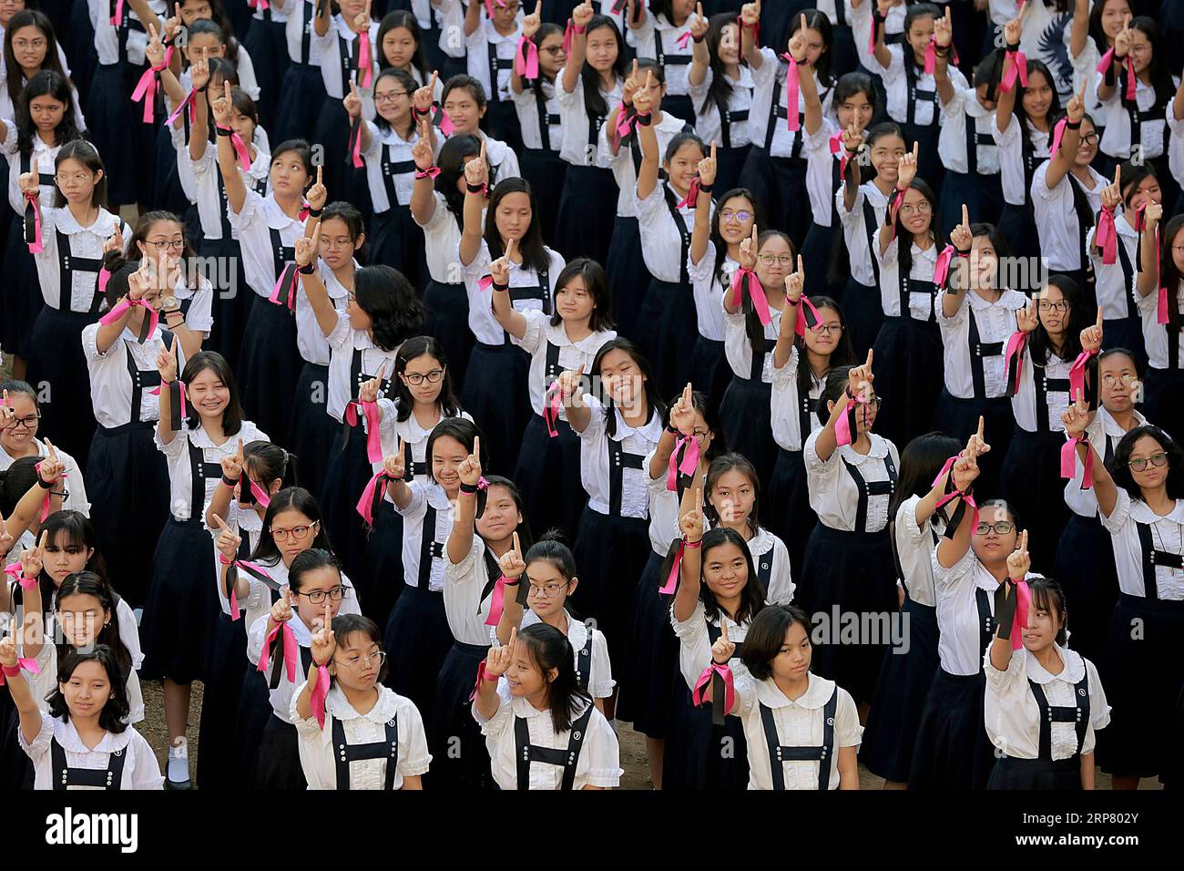 (190214) -- MANILA, 14. Februar 2019 -- Schüler tanzen, während sie an der 1 Milliarde aufsteigenden globalen Kampagne zur Beendigung der Gewalt gegen Frauen und Kinder teilnehmen, während der Valentinstag-Feier in einer Schule in Manila, Philippinen, 14. Februar 2019. ) PHILIPPINEN-MANILA-TANZ GEGEN GEWALT RouellexUmali PUBLICATIONxNOTxINxCHN Stockfoto