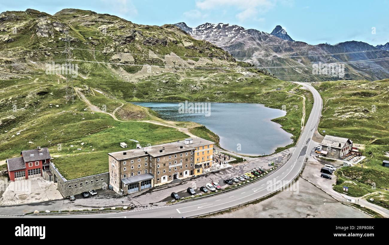 Foto mit reduzierter Dynamiksättigung HDR des Bergsees am Bergpass Bergstraße Alpenstraße Bergstraße Passstraße Bernina Pass Bernina Pass, in Stockfoto