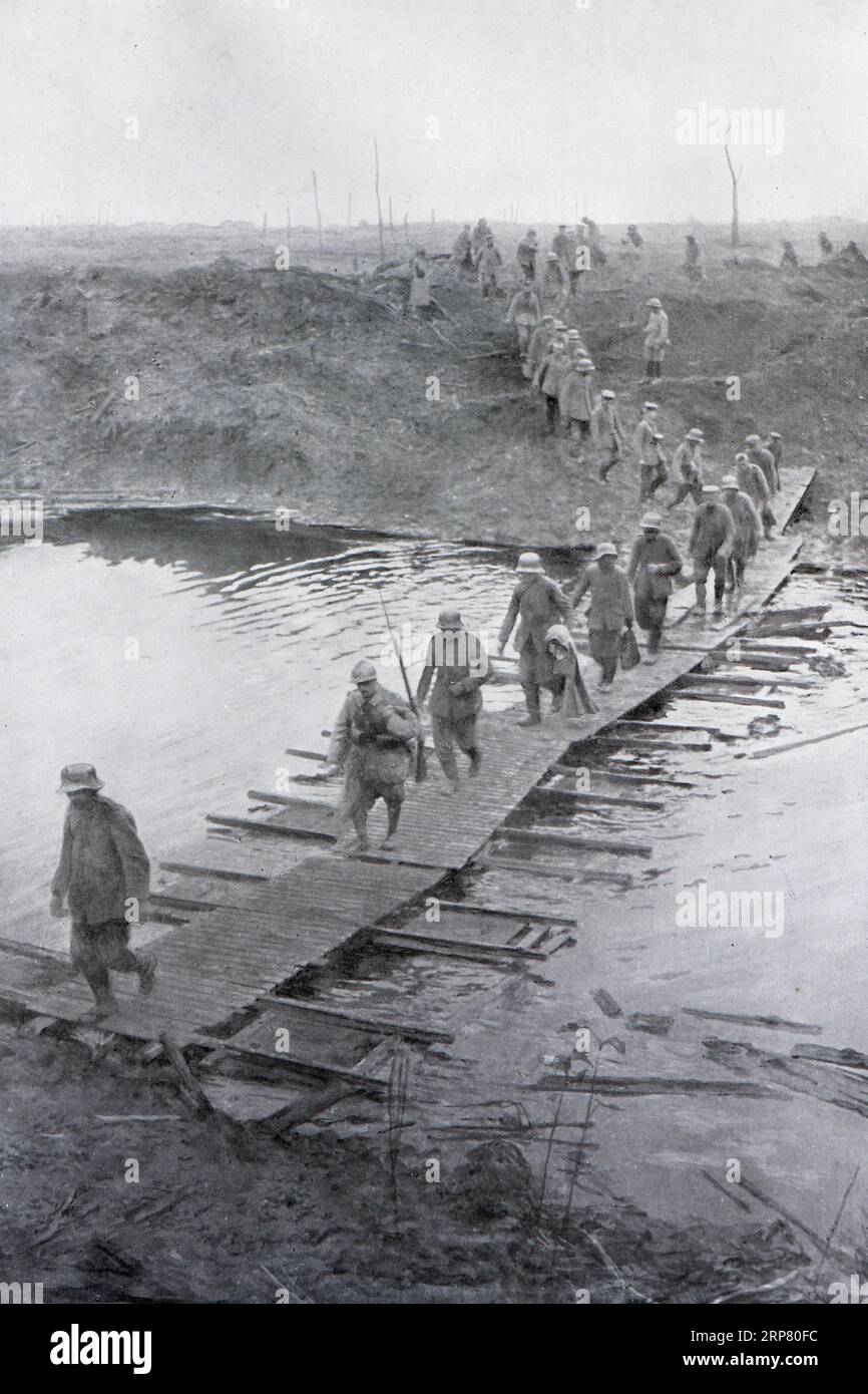 Deutsche Gefangene überqueren den Yser-Kanal, Juli 1917, Flandern, Belgien Stockfoto