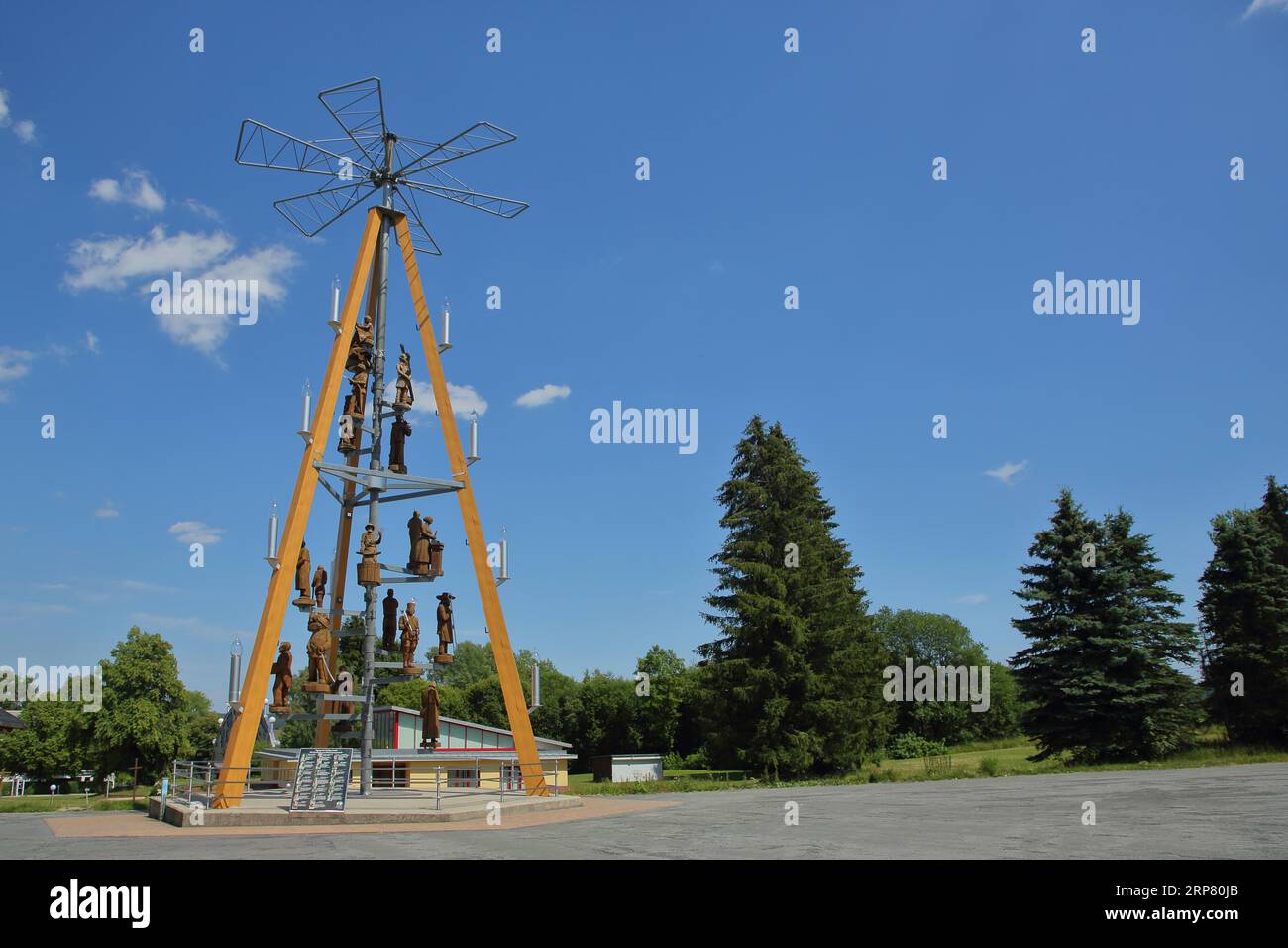 Überdimensionale Riesenpyramide mit Figuren und Flügeln, überdimensionale Weihnachtspyramide, Johanngeorgenstadt, Westerzgebirge, Erzgebirge, Sachsen, Deutschland Stockfoto