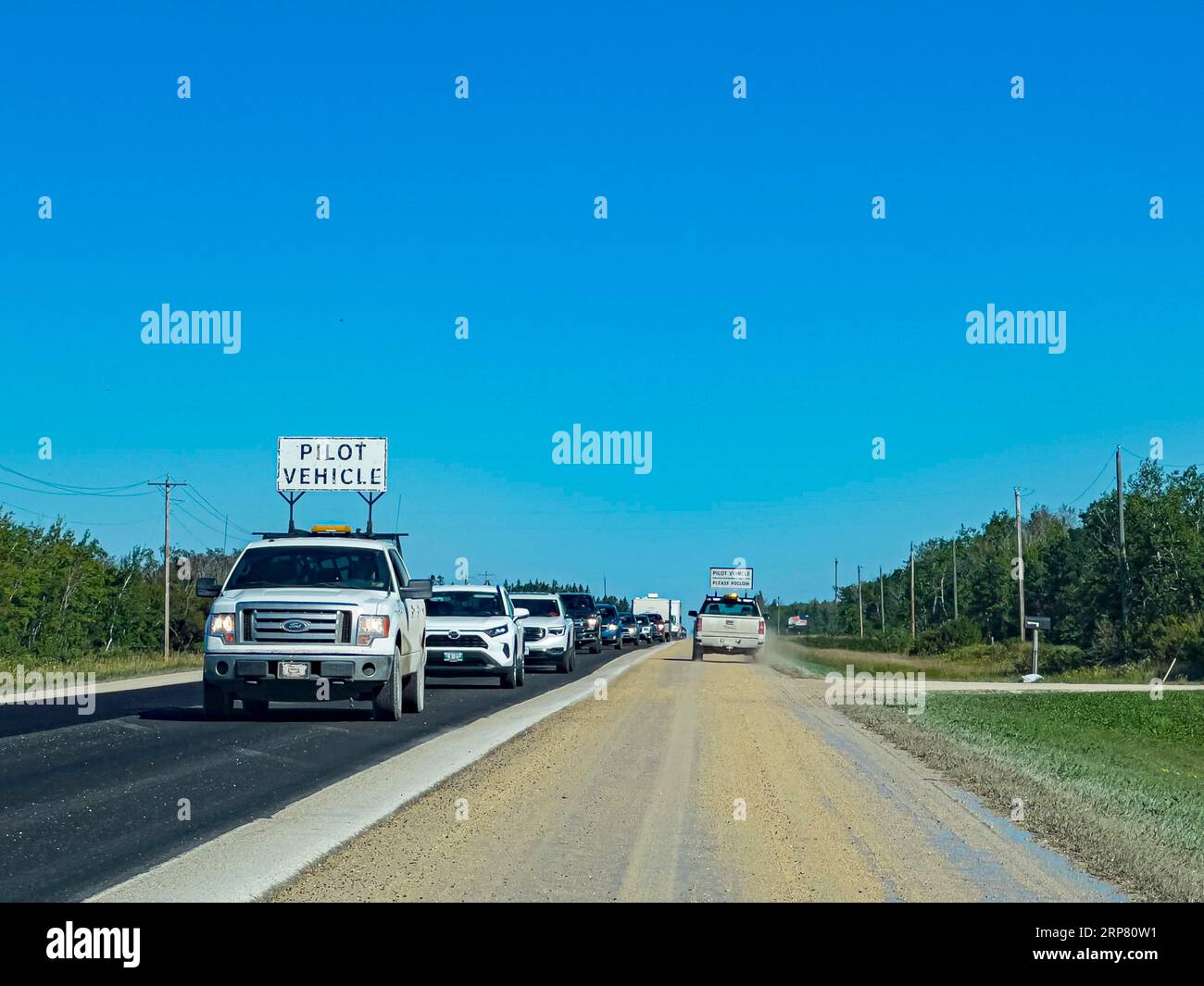 Pilot-Fahrzeug, Verkehrsberuhigung in Kanada durch Fahren eines langsamen Sicherheitsfahrzeugs vor, das nicht überholen darf. Provincial Trunk Highway 9, in der Nähe Stockfoto