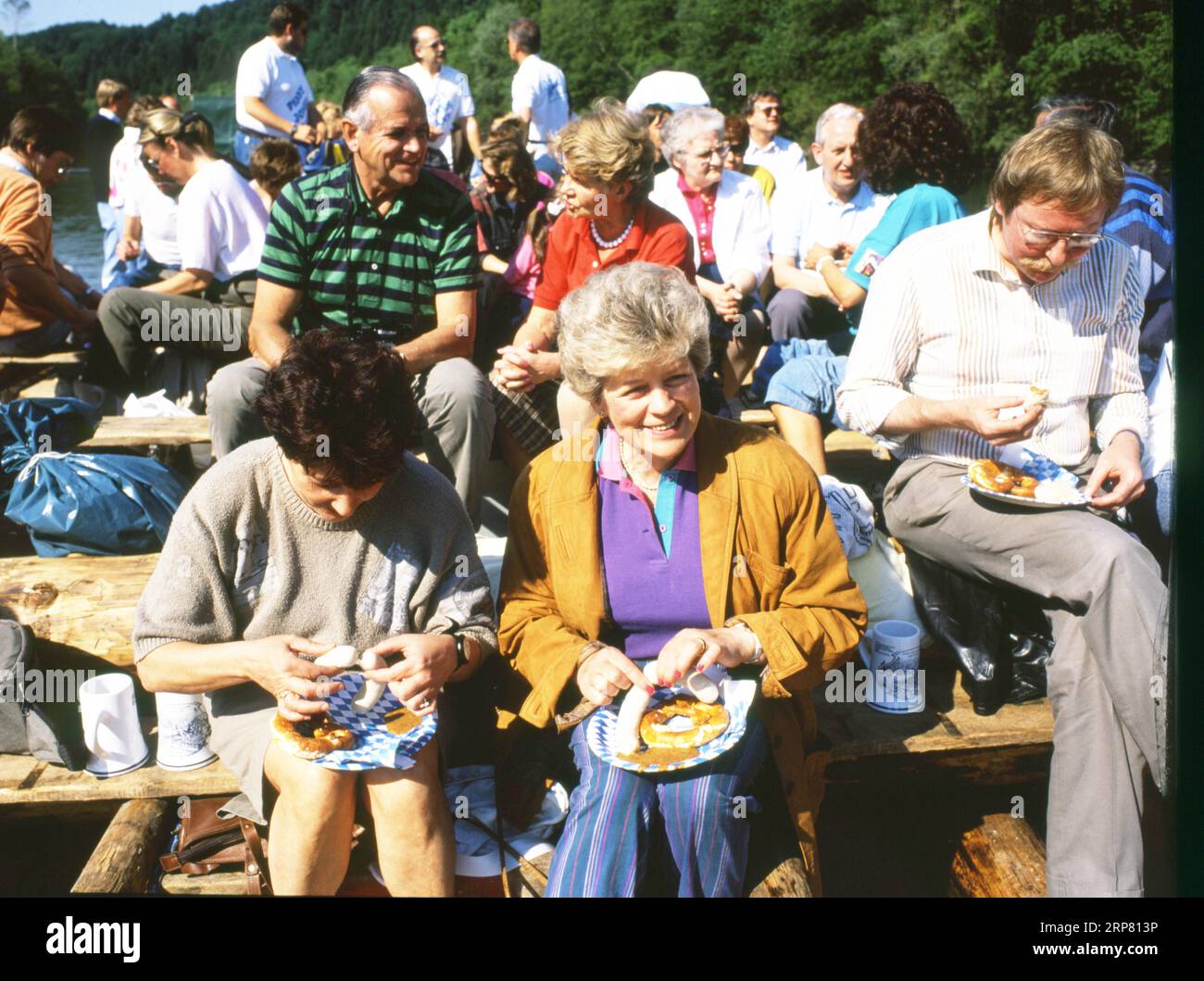 DEU, Deutschland: Die historischen Dias aus der Zeit 80-90. U.a. Ärzte auf einer Floßfahrt auf der Isar, gefördert von einem Pharmaunternehmen, 80er Jahre Stockfoto